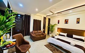 Hotel Oxygen Crown-Couple Friendly-Noida Sector 19